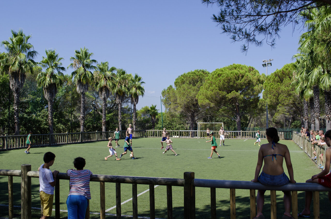 Ni�os jugando f�tbol en campo al camping CAPFUN La Baume en Fr�jus.