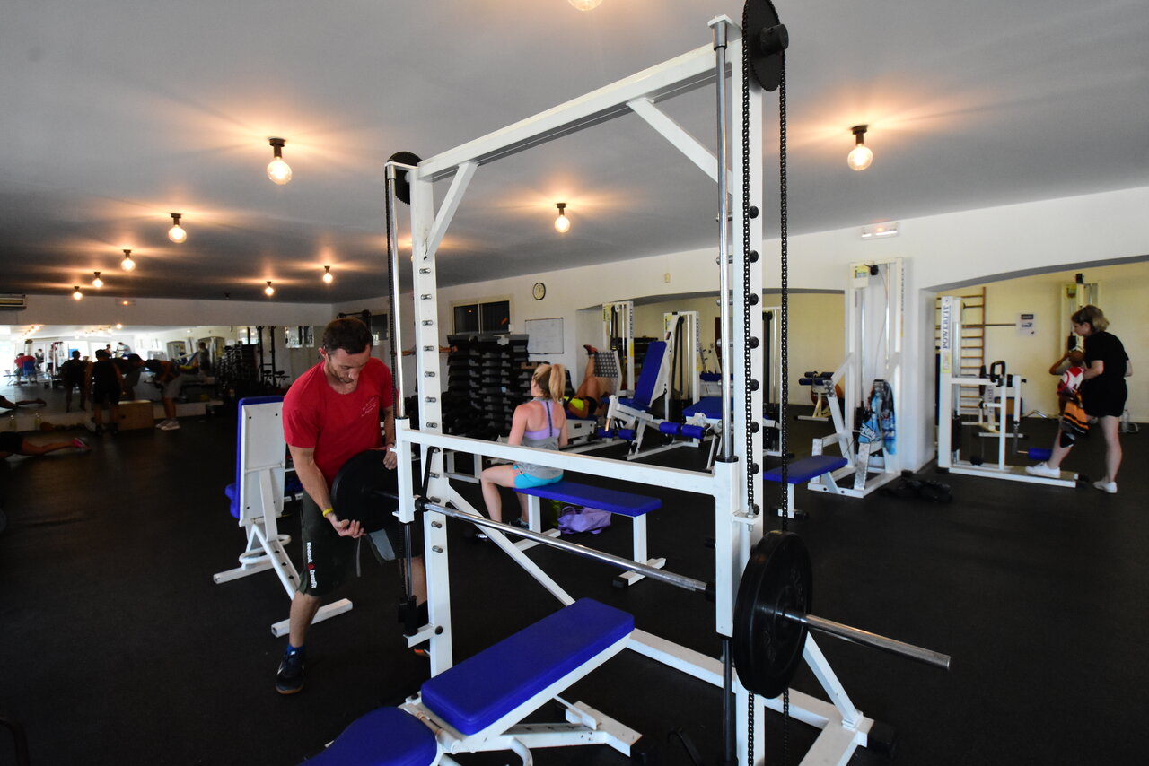 Sala de fitness moderna y equipada en el camping CAPFUN La Baume - La Palmeraie en Fr�jus (83).