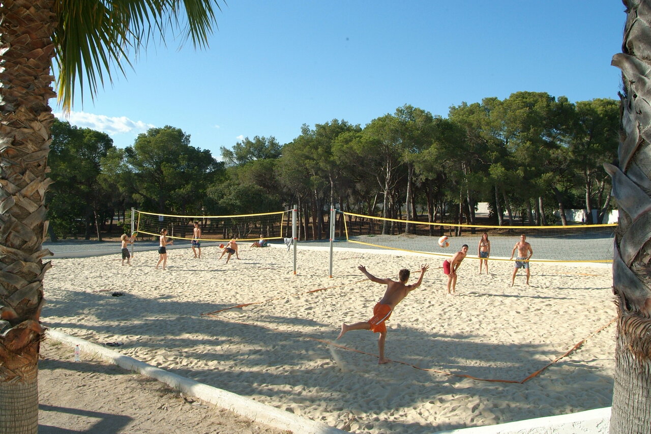 Cancha de voleibol de playa con jugadores en CAPFUN La Baume - La Palmeraie Fr�jus (83).