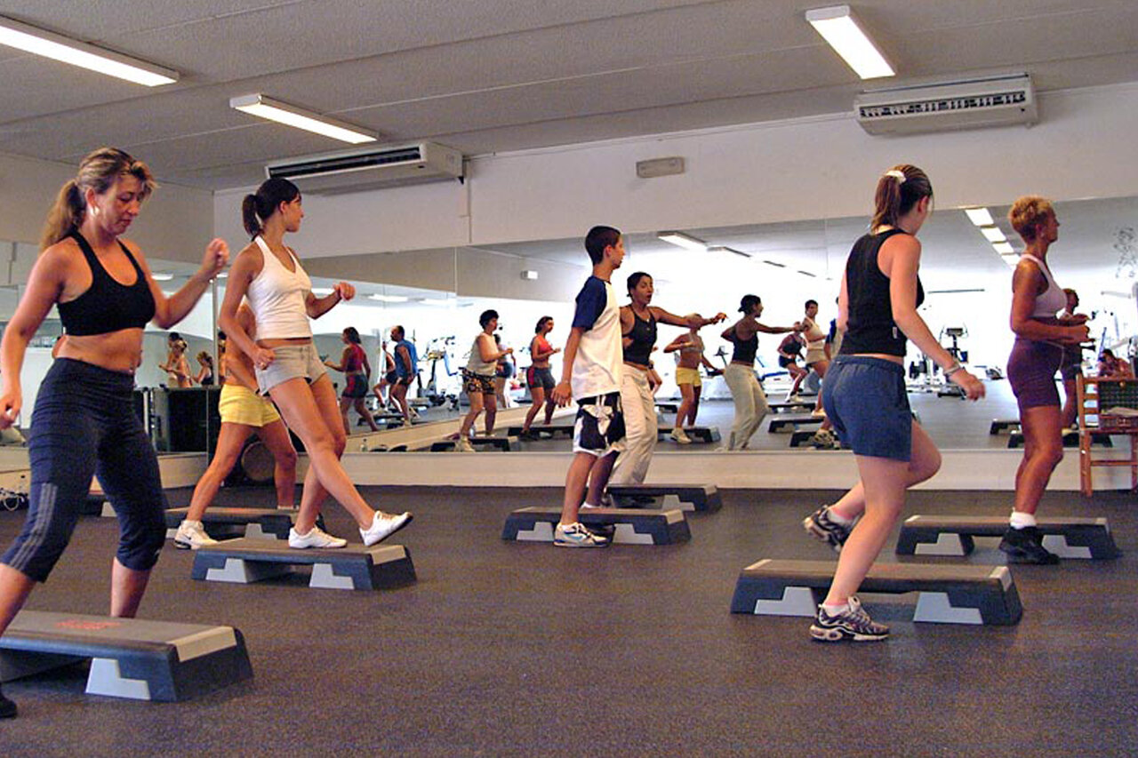 Clase de step en sala de deportes en el camping CAPFUN La Baume - La Palmeraie en Fr�jus (83).
