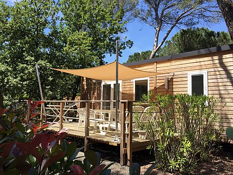 Mobil-home con terraza en el camping CAPFUN La Baume - La Palmeraie en Fr�jus (83).