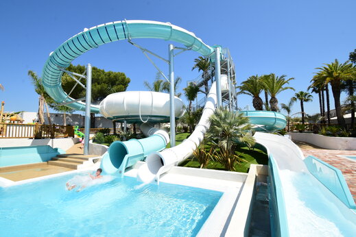 Toboganes acuáticos y piscina exterior en el camping CAPFUN La Baume - La Palmeraie, Fréjus.