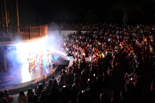 Animación nocturna en el camping CAPFUN La Baume - La Palmeraie, Fréjus.