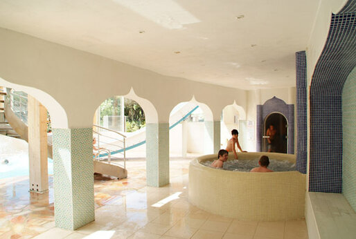Jacuzzi y tobogán acuático cubiertos en camping CAPFUN La Baume - La Palmeraie Fréjus.