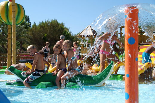 Juegos acuáticos para niños en el camping CAPFUN La Baume en Fréjus.