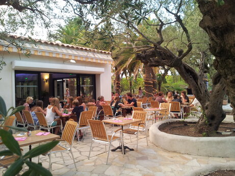 Restaurante exterior animado y sombreado en CAPFUN La Baume - La Palmeraie en Fréjus.