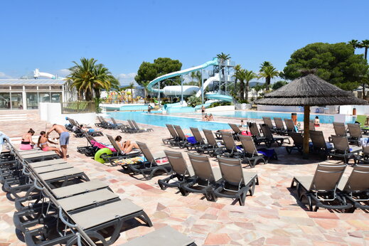 Piscina exterior, toboganes acu�ticos en camping CAPFUN La Baume - La Palmeraie en Fr�jus.