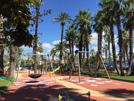 Zona de juegos infantil, columpios en camping CAPFUN La Baume - La Palmeraie Fréjus.
