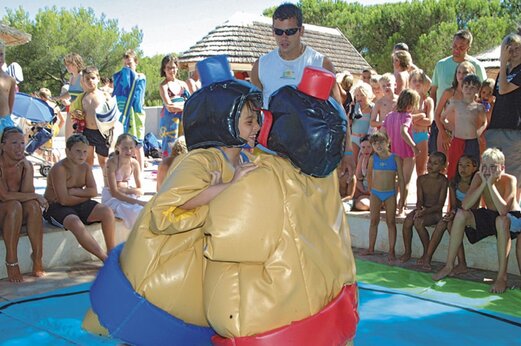 Ni�os con trajes de sumo en actividad de animaci�n en camping CAPFUN La Baume - La Palmeraie en Fr�jus (83).