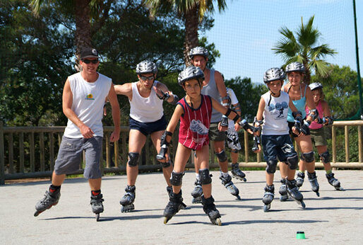 Familia y niños patinando en el camping CAPFUN La Baume - La Palmeraie en Fréjus (83).