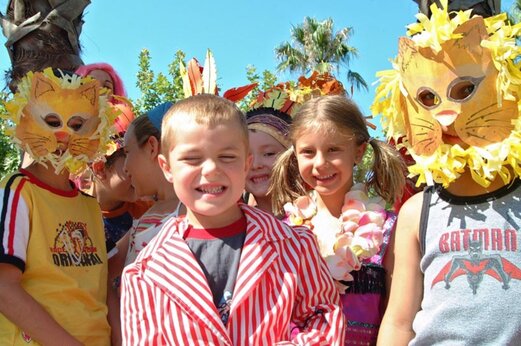 Niños disfrazados y enmascarados en una animación en el camping CAPFUN La Baume - La Palmeraie en Fréjus (83).