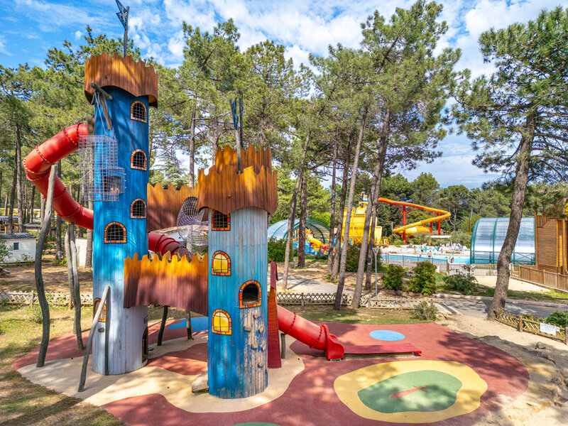 Juego Carabouille - Gran �rea de juegos castillo con toboganes en camping CAPFUN Beauregard MORNAS (84).