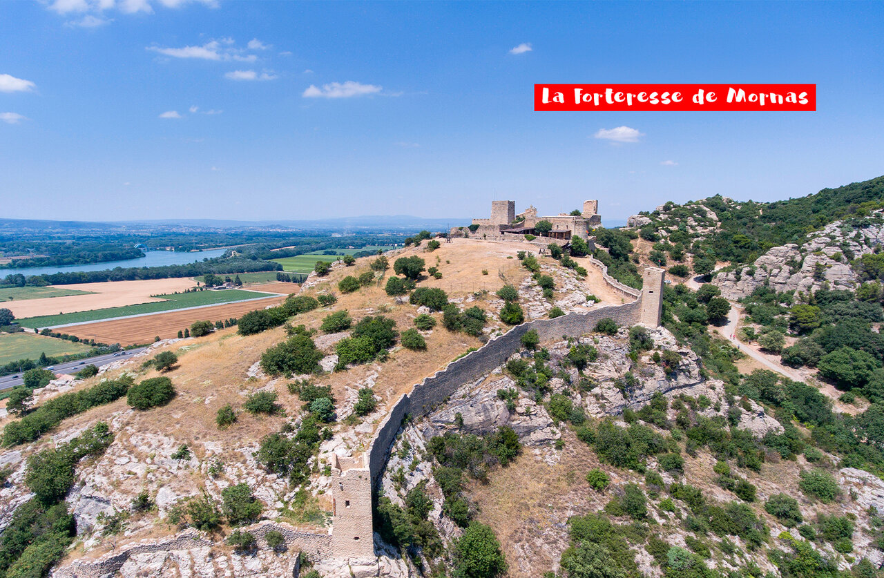 Fortaleza medieval de Mornas, en su colina, con vistas al r�o R�dano.