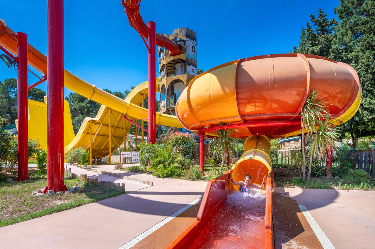 Ni�o en tobog�n acu�tico gigante, camping CAPFUN Beauregard, MORNAS (84).