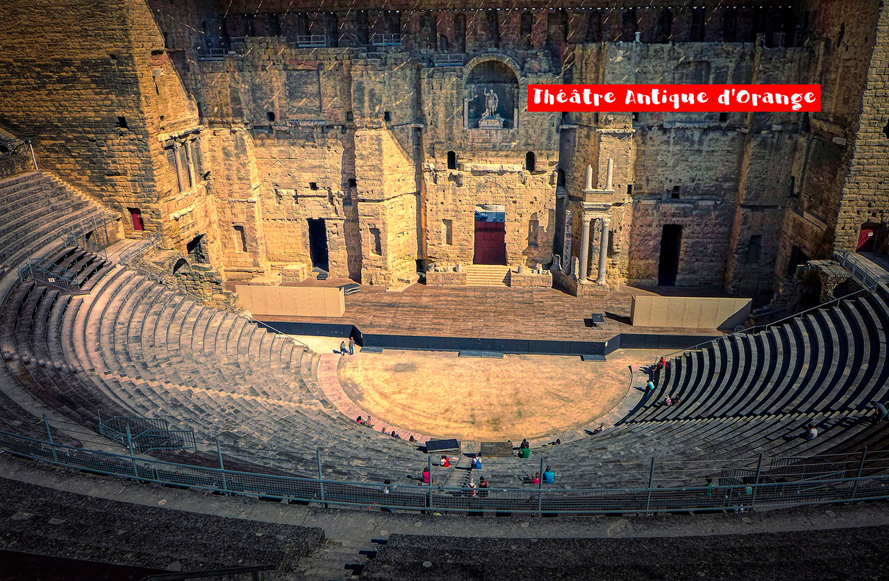Teatro Antiguo de Orange, monumento romano hist�rico para visitar en Provenza.