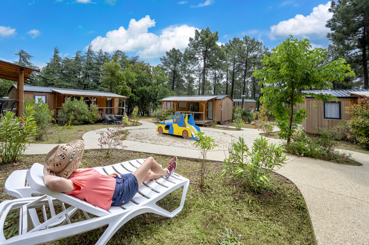 Mobil-homes, zona de juegos, tumbona en el camping CAPFUN Beauregard en MORNAS (84).