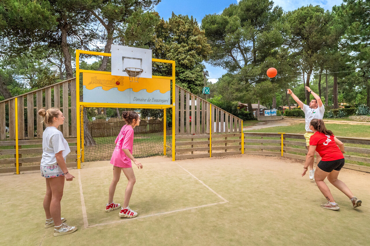 Partido de baloncesto en cancha multideporte en el camping CAPFUN Beauregard en MORNAS (84).