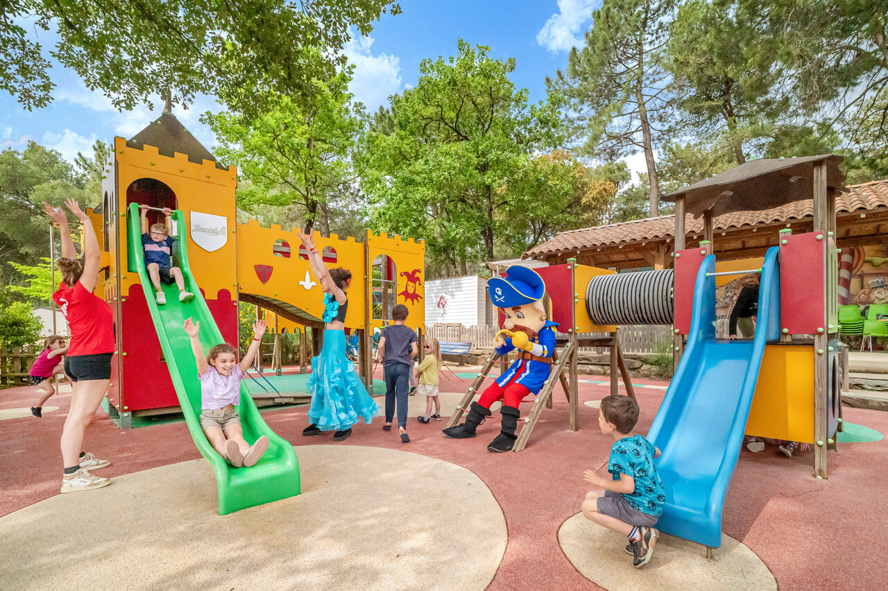 Zona de juegos, toboganes, ni�os y animadores en CAPFUN Beauregard MORNAS (84).