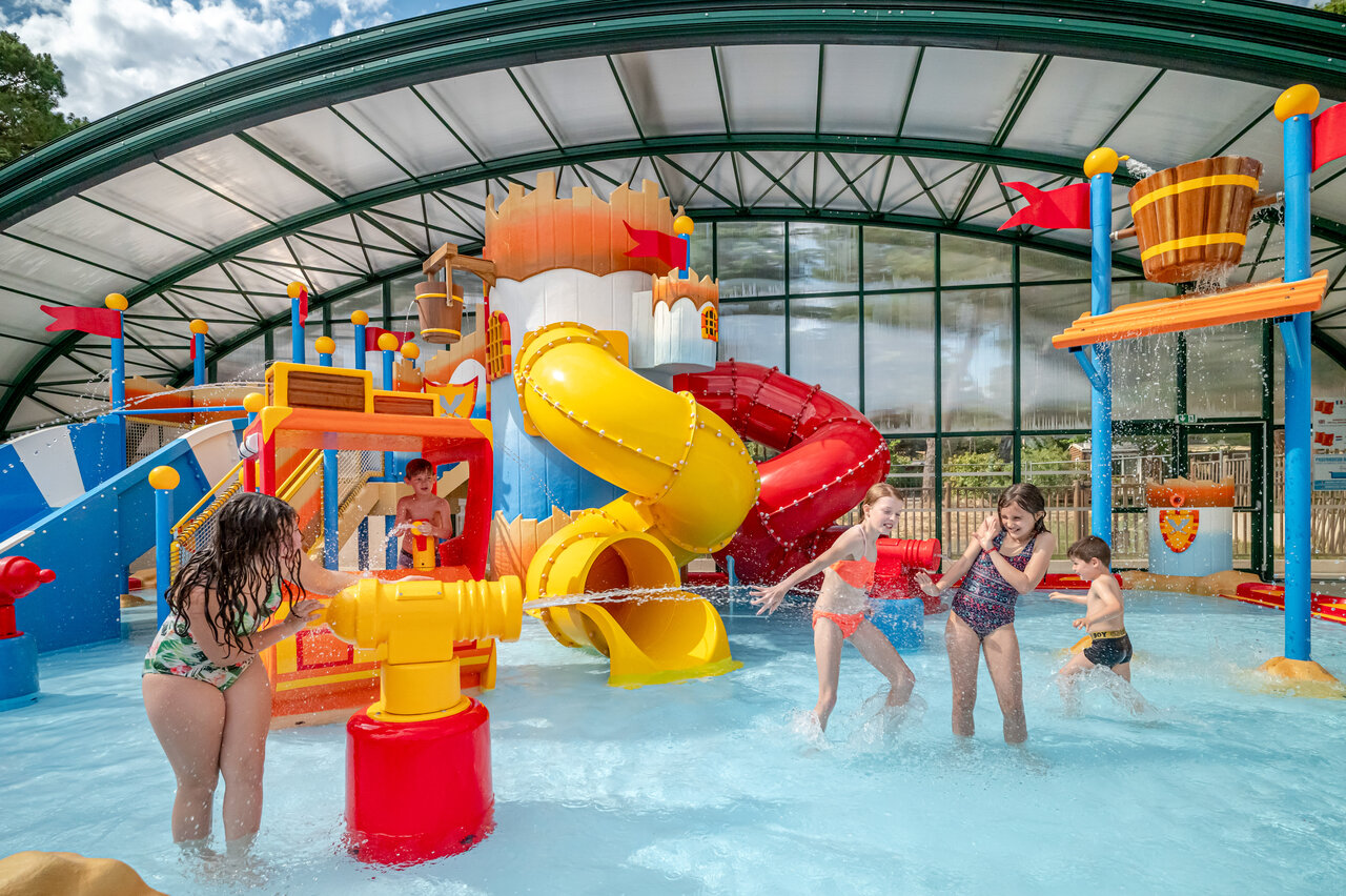 Parque acu�tico cubierto con toboganes, juegos de agua en camping CAPFUN Beauregard en MORNAS.