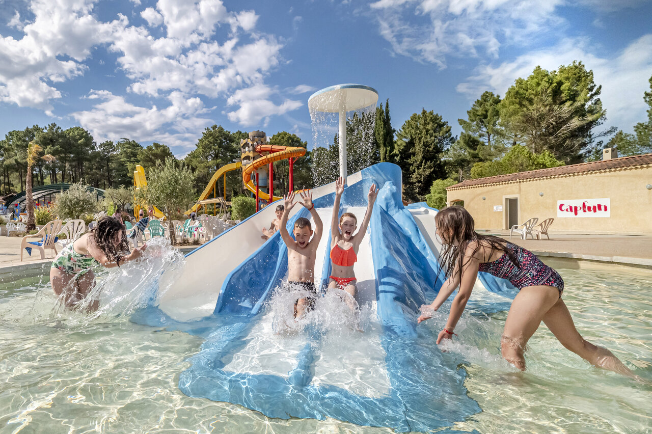 Tobog�n acu�tico y juegos de agua para ni�os en CAPFUN Beauregard en MORNAS (84).