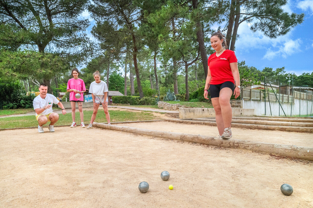 Jugadores de petanca en la cancha del camping CAPFUN Beauregard en MORNAS (84).
