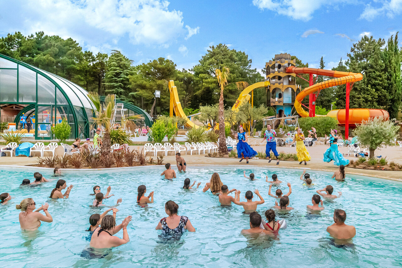 Piscina exterior, toboganes acu�ticos y animaciones en el camping CAPFUN Beauregard en MORNAS (84).