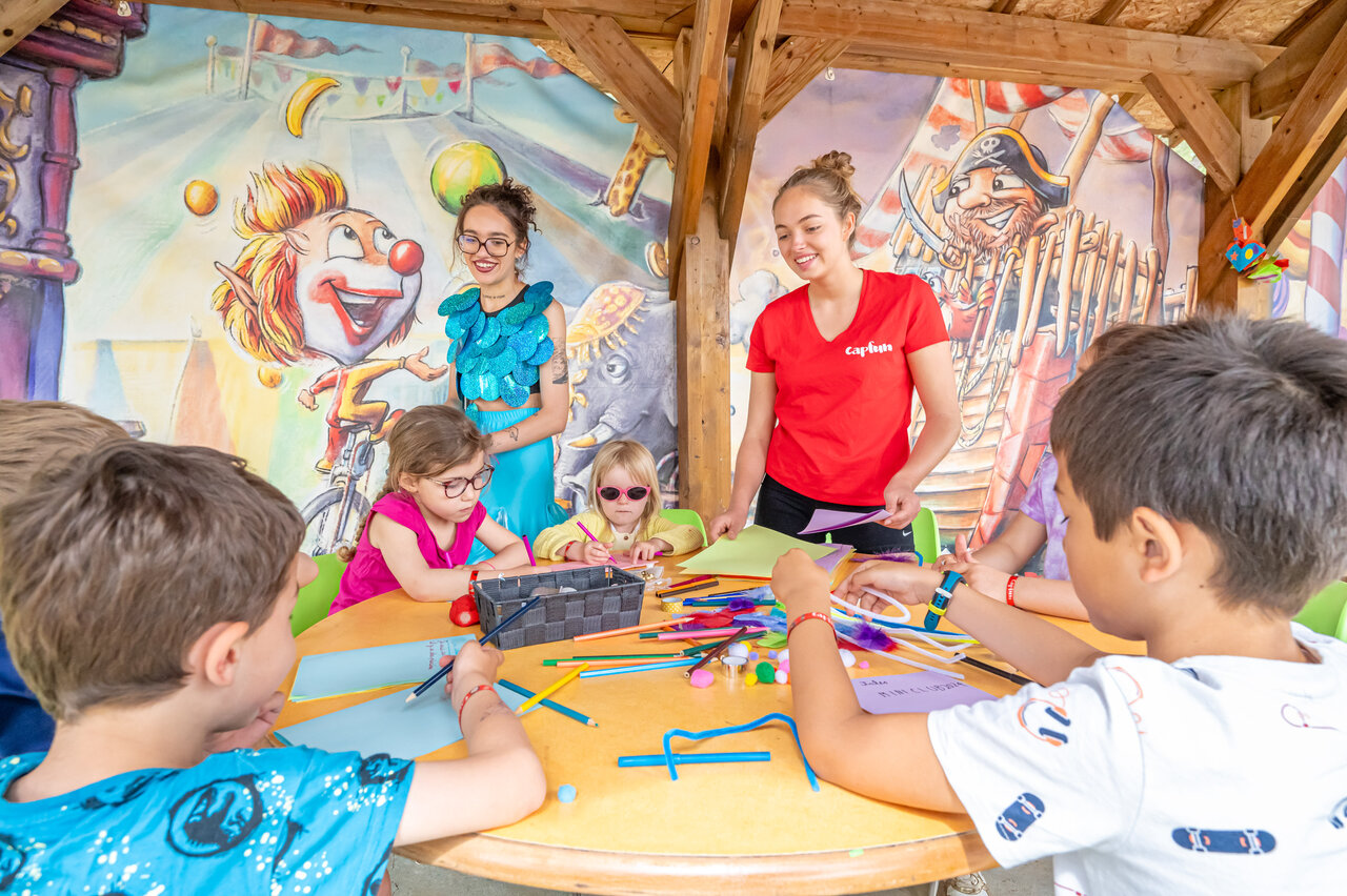 Ni�os en actividad creativa con animadores en el camping CAPFUN Beauregard en MORNAS (84).