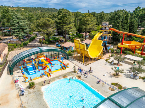 Parque acu�tico con toboganes gigantes, piscina y juegos cubiertos en el camping CAPFUN Beauregard en MORNAS (84).