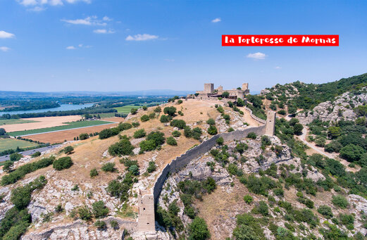 Fortaleza medieval de Mornas en su colina, con vistas al valle del R�dano.