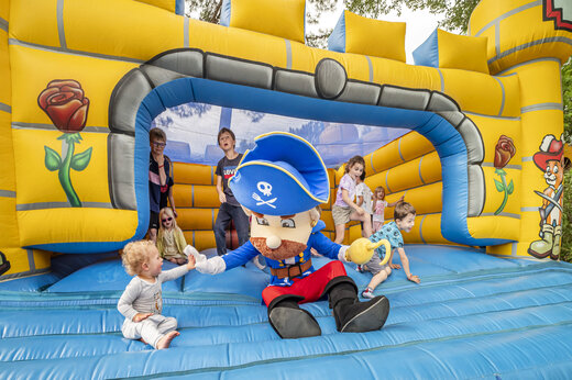 Estructura hinchable pirata y ni�os jugando en el camping CAPFUN Beauregard en MORNAS (84).