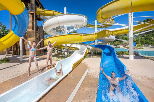 Toboganes acu�ticos gigantes con veraneantes en el camping CAPFUN Beauregard en MORNAS (84).