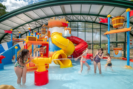 Parque acu�tico cubierto, toboganes y juegos en CAPFUN Beauregard en MORNAS (84).