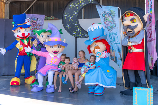 Mascotas coloridas y ni�os sonrientes en la animaci�n del camping CAPFUN Beauregard en MORNAS (84).