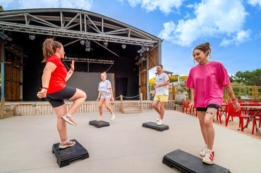Clase de step al aire libre en el camping CAPFUN Beauregard en MORNAS (84).