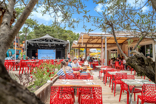 Restaurante exterior y escenario de animaci�n en camping CAPFUN Beauregard MORNAS (84).