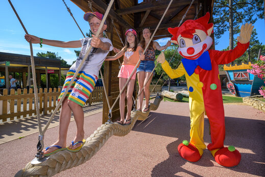 Ni�os y mascota en puente de cuerdas en camping CAPFUN Beauregard en MORNAS (84).