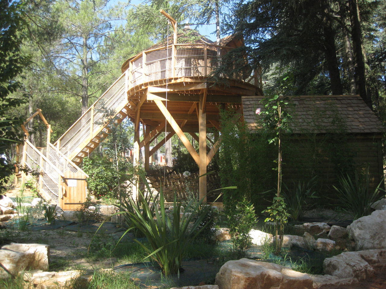 Caba�a de madera con escalera, camping CAPFUN Beauregard en Mornas (84).