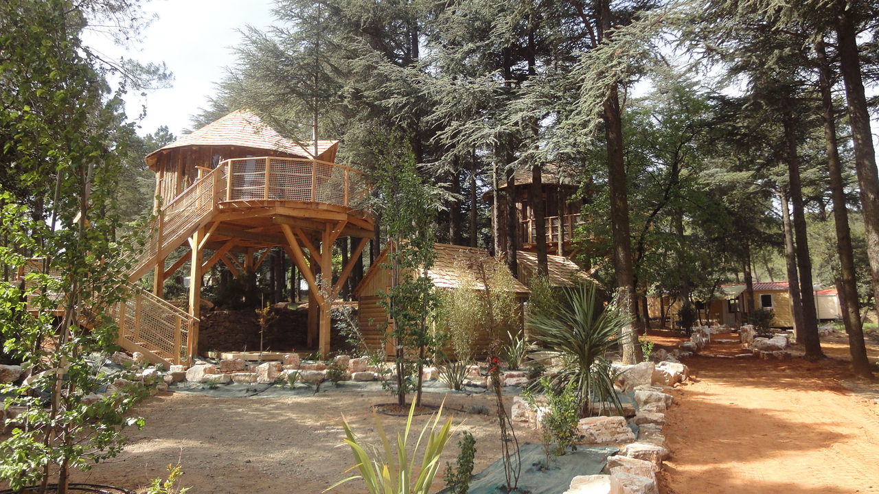 Caba�as de madera ins�litas en el camping CAPFUN Beauregard en Mornas (84).