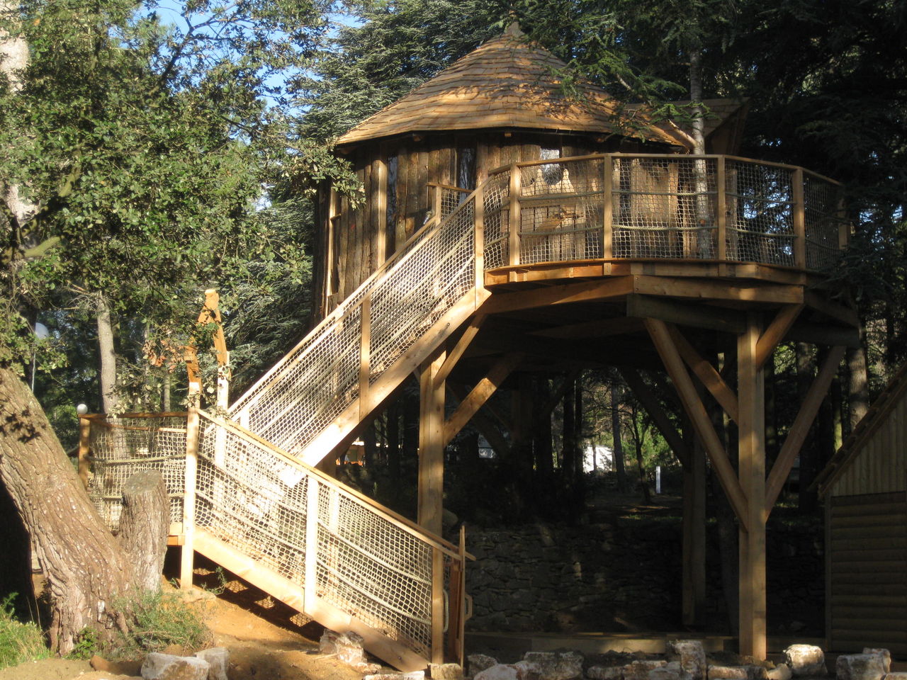 Caba�a de madera en el �rbol con escalera en el camping CAPFUN Beauregard: Caba�as en los �rboles en Mornas (84).