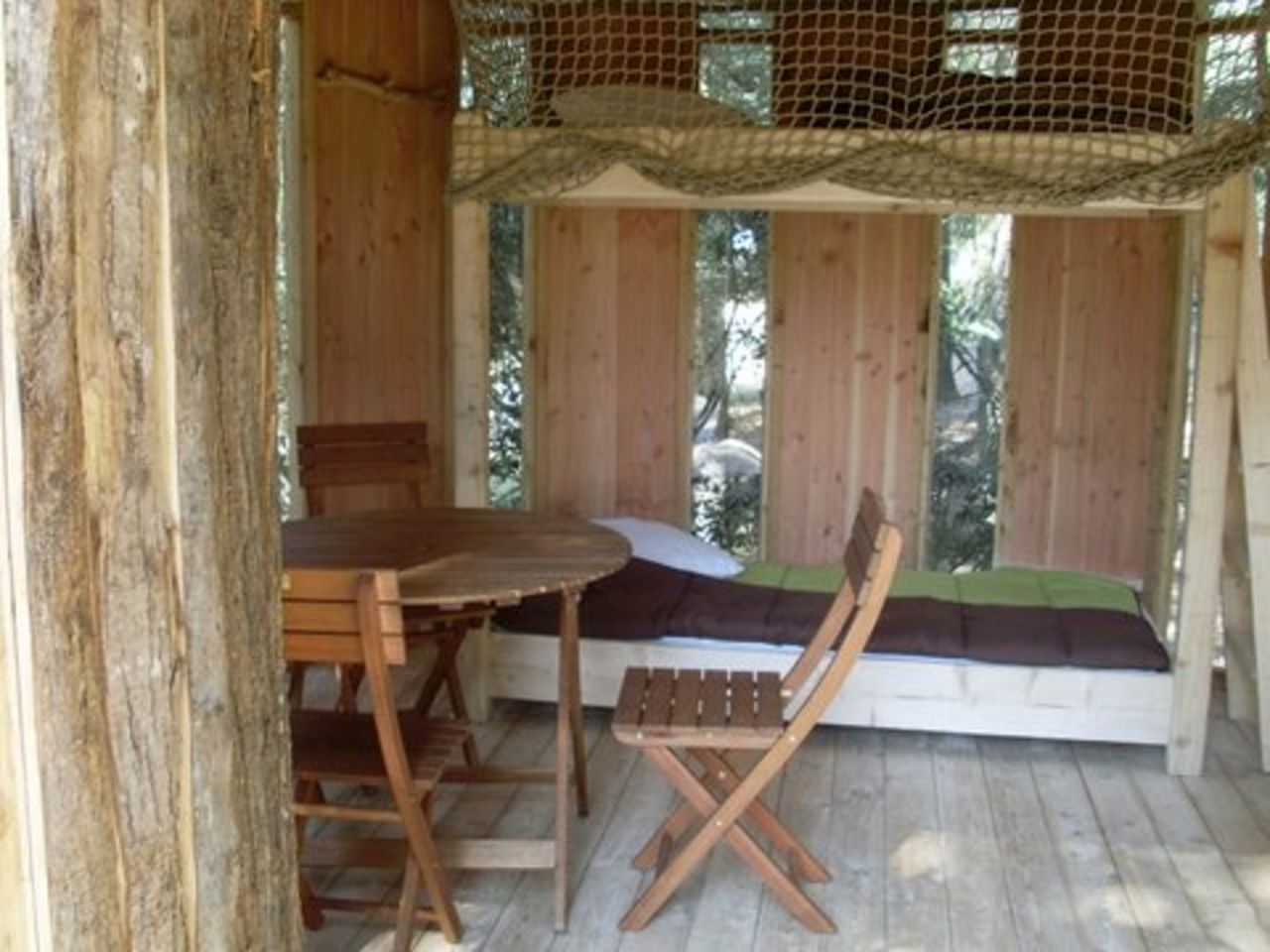 Caba�a de madera, cama, mesa en el camping CAPFUN Beauregard en Mornas.