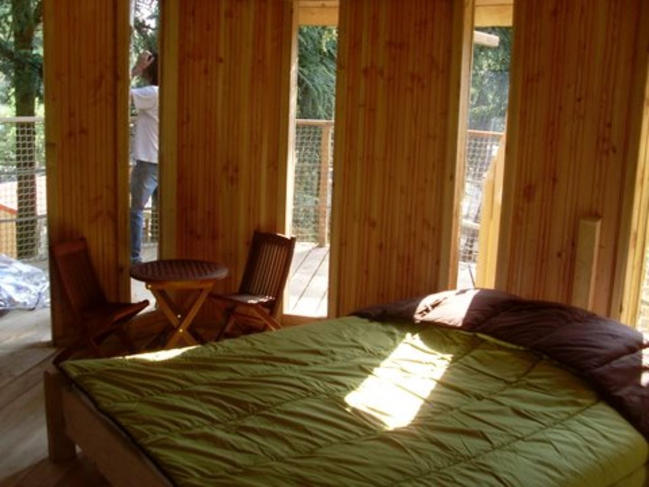 Interior caba�a en el �rbol, cama, mesa, sillas en camping CAPFUN Beauregard.