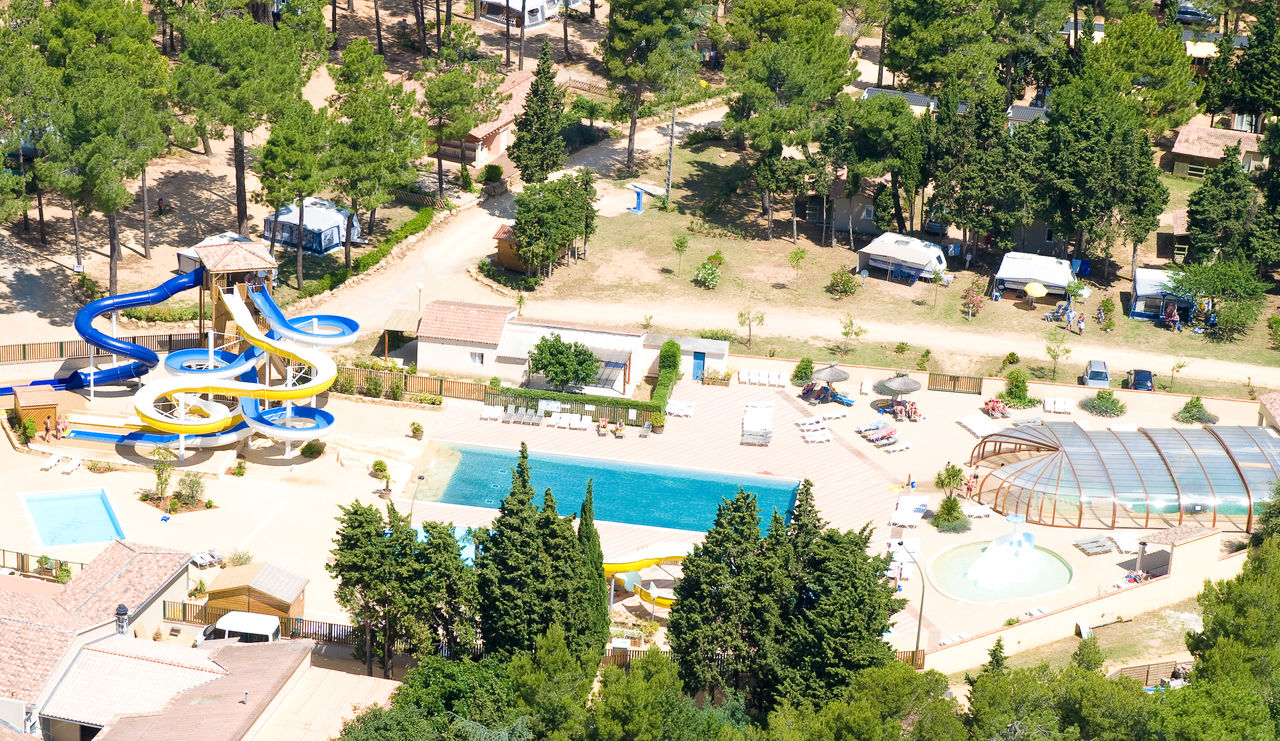 Toboganes y piscinas en el camping CAPFUN Beauregard en Mornas (84).