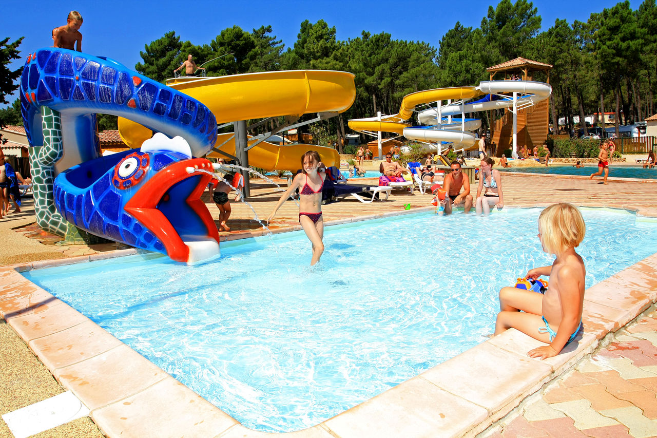 Toboganes acu�ticos, piscina infantil en el camping CAPFUN Beauregard en Mornas (84).