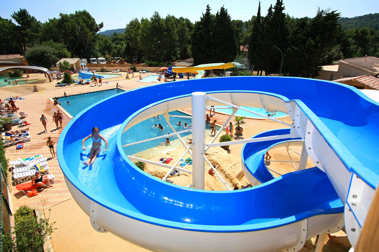 Tobog�n acu�tico y piscinas en el camping CAPFUN Beauregard: Caba�as en los �rboles en Mornas (84).