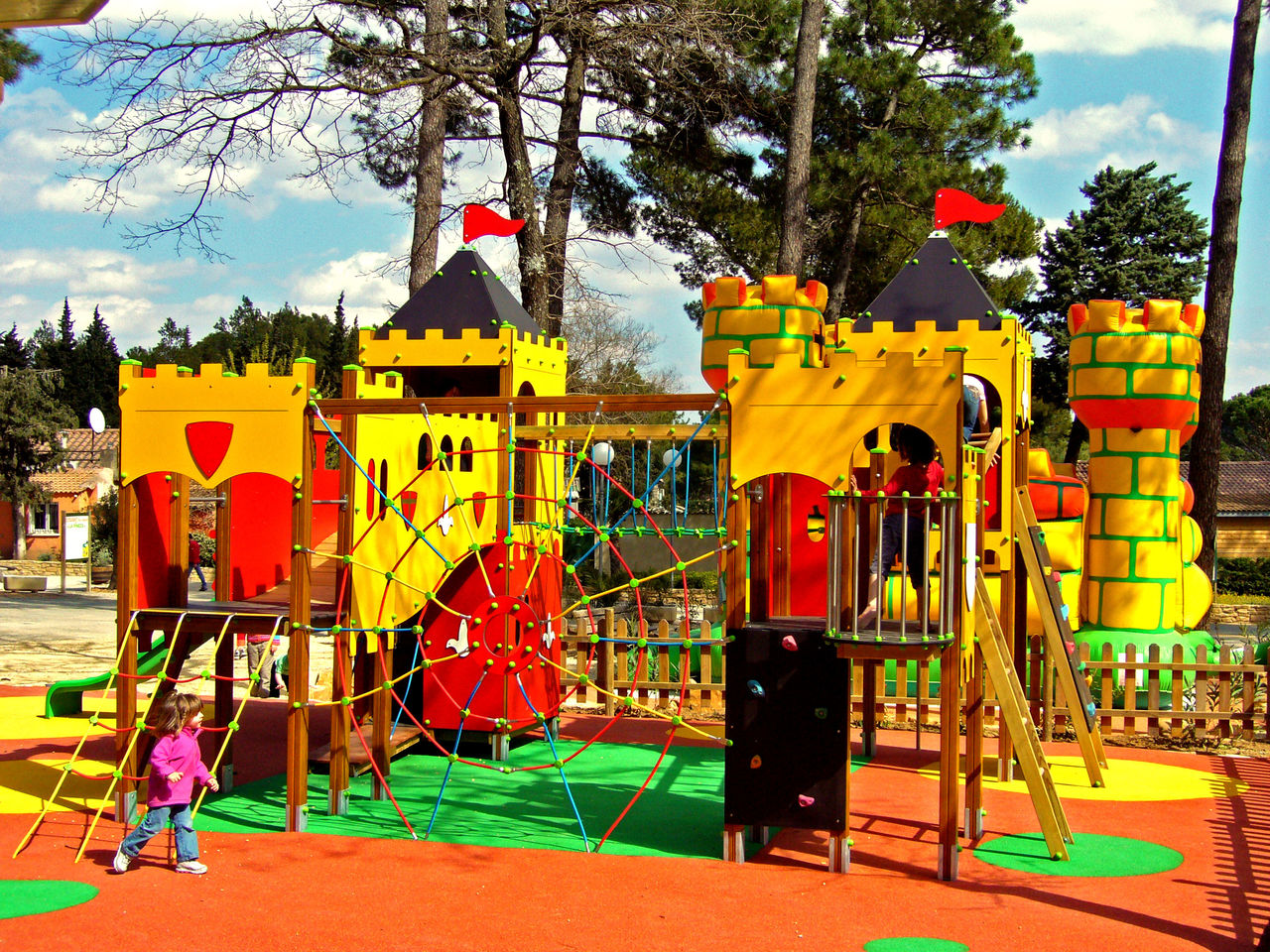 �rea de juegos castillo colorida con toboganes para ni�os en el camping CAPFUN Beauregard.