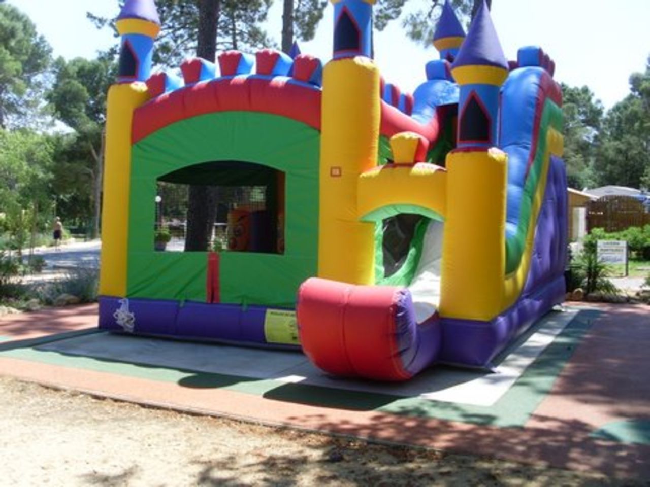 Castillo hinchable y tobog�n para ni�os en CAPFUN Beauregard, Mornas (84).