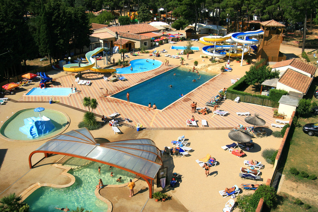 Parque acu�tico, piscinas y toboganes en camping CAPFUN Beauregard en Mornas (84).