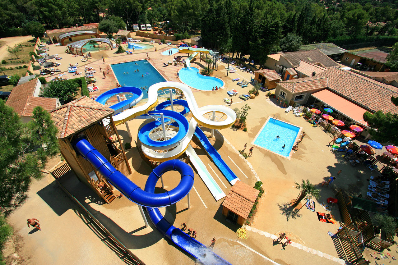 Toboganes acu�ticos gigantes y piscinas en el camping CAPFUN Beauregard en Mornas (84).