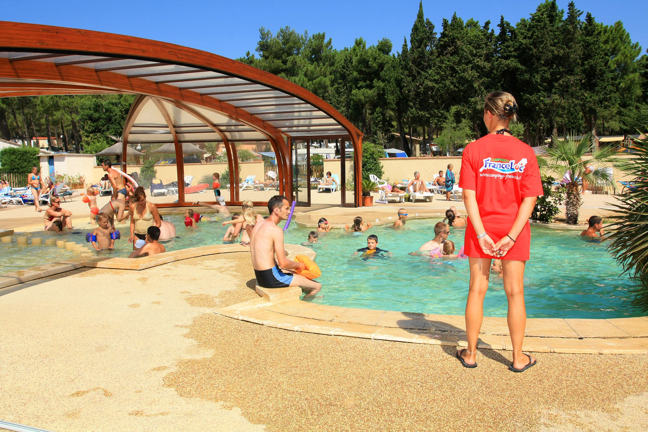 Piscina cubierta con animaci�n familiar en el camping CAPFUN Beauregard en Mornas (84).