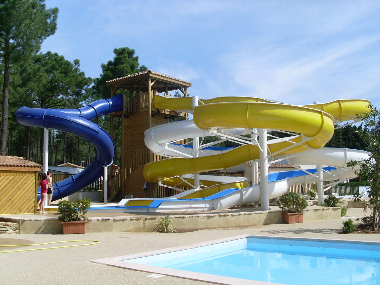 Toboganes acu�ticos coloridos y piscina en el camping CAPFUN Beauregard: Caba�as en los �rboles en Mornas (84).